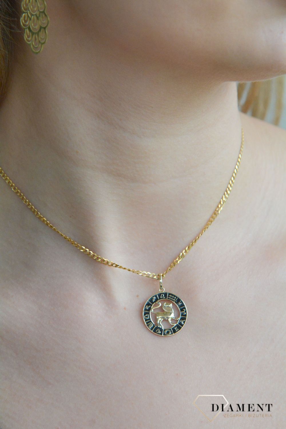 Złota zawieszka 585 znak zodiaku Lew z czarną emalią w kółku ZA 7310B.jpg